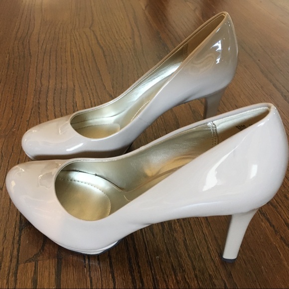 Bandolino | Beige Patent Heels - Picture 2 of 12